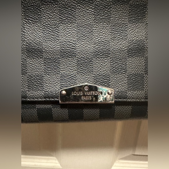 LOUIS VUITTON DISTRICT NM MESSENGER BAG - DAMIER GRAPHITE PM - Picture 2 of 13